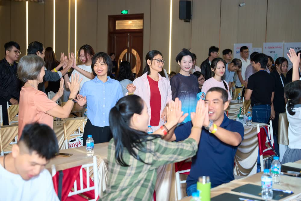 Học viên cổ vũ nhau trong bài tập nhóm tại Điểm Bứt Phá