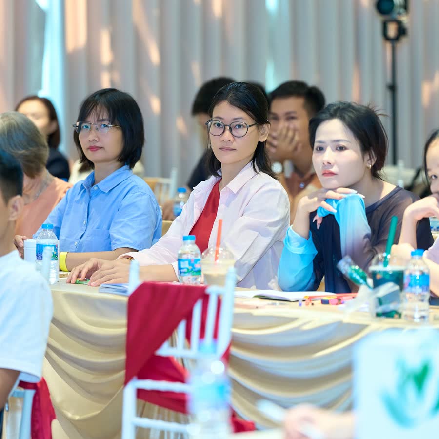Chủ doanh nghiệp chăm chú theo dõi buổi huấn luyện