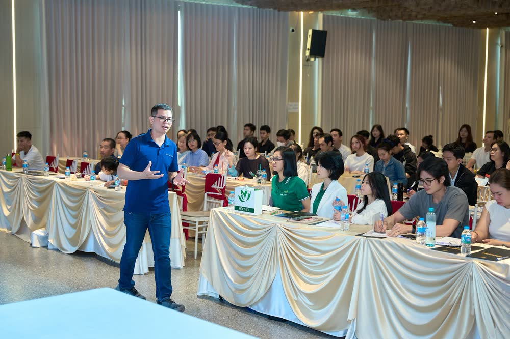 Nguyễn Trương Tuyến đi giữa lớp trao đổi với học viên