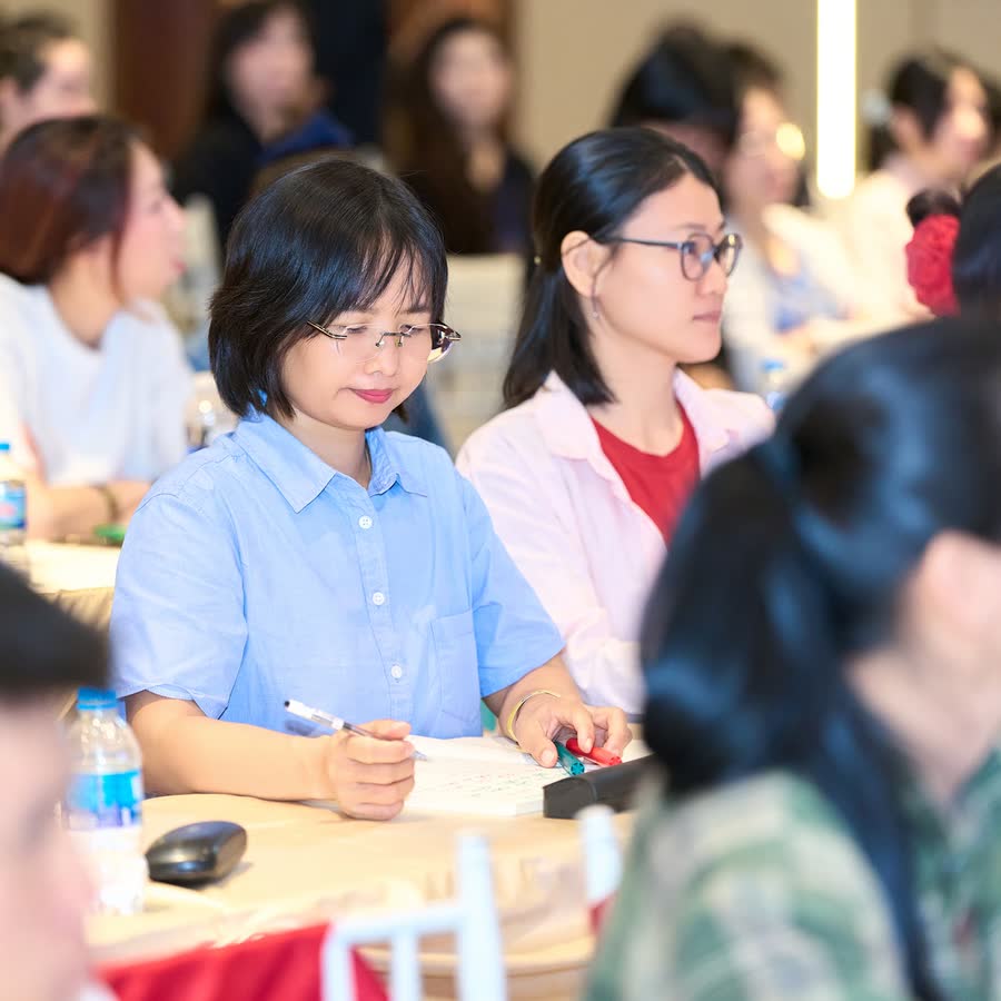 Học viên ghi chép kế hoạch hành động 30 ngày