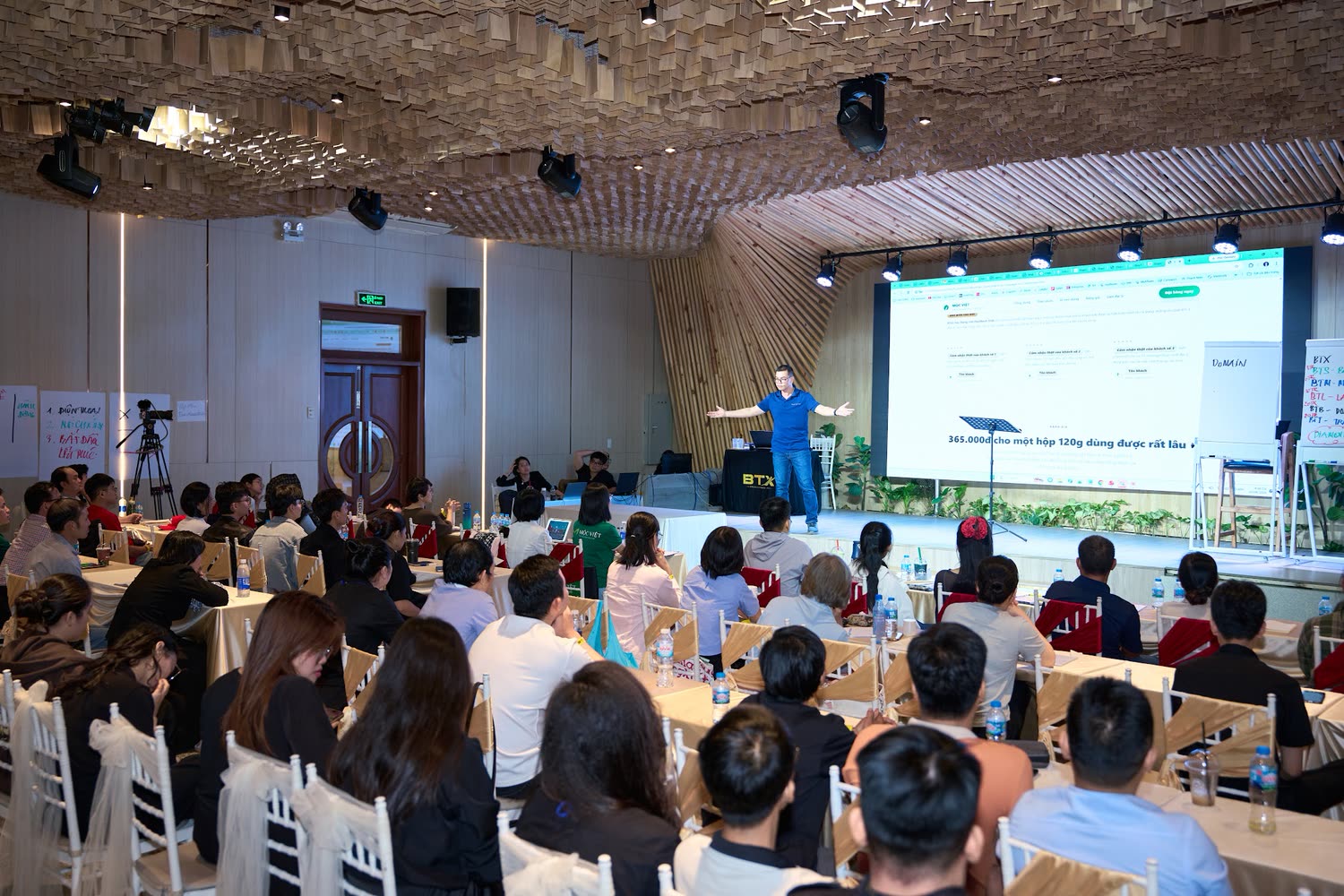 Toàn cảnh khán phòng Điểm Bứt Phá nhìn từ phía sau