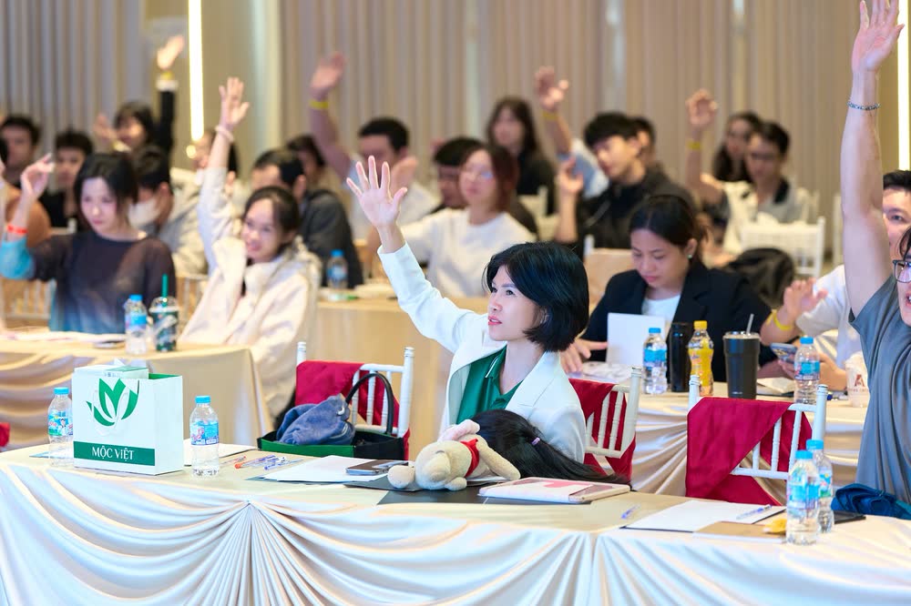 Học viên giơ tay hưởng ứng phần hỏi đáp