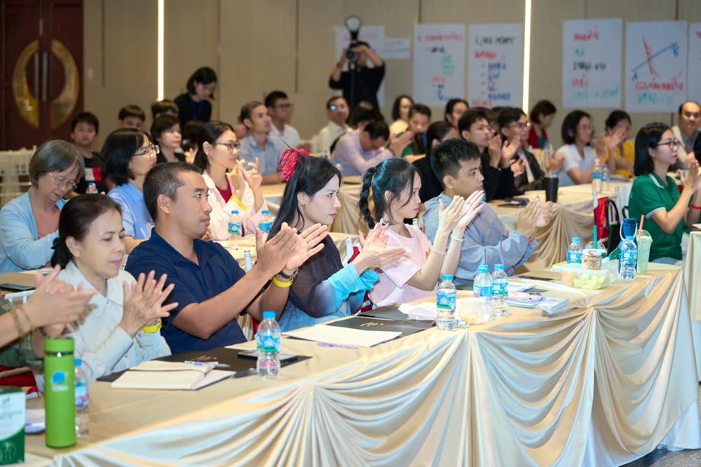 Học viên vỗ tay sau phần chia sẻ của diễn giả