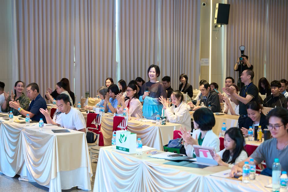 Học viên cổ vũ phần trình bày của nhóm bạn