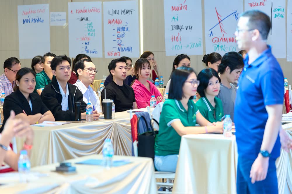 Học viên làm việc cùng bảng chiến lược của nhóm