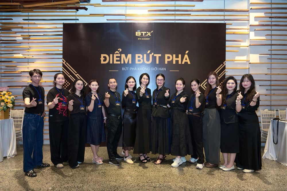 Đội ngũ tổ chức chương trình Điểm Bứt Phá